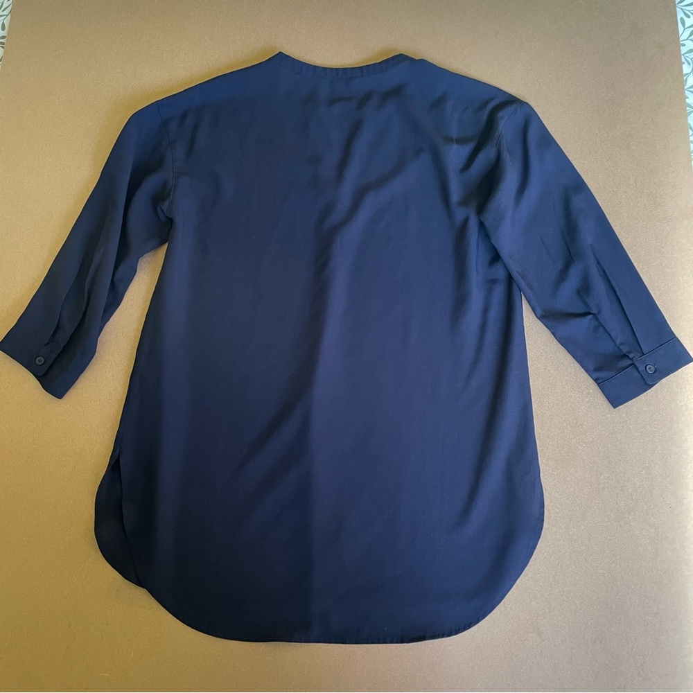 Uniqlo Classic Minimalist Lightweight Navy Blue V-neck Blouse - Picture 5 of 7